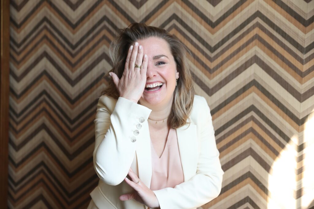 Malou van Loon hand voor gezicht